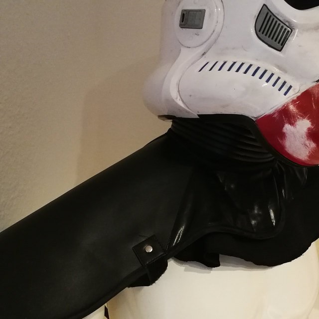 Black Stormtrooper Pauldron review by Philipp